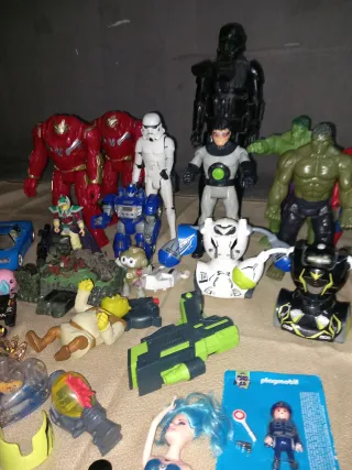 Lote de muñecos y juguetes