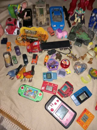 Lote de muñecos y juguetes