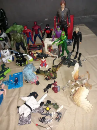 Lote de muñecos y juguetes