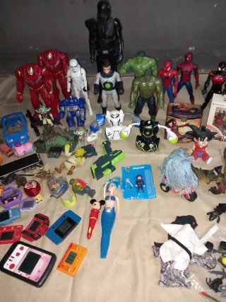 Lote de muñecos y juguetes