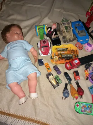 Lote de muñecos y juguetes