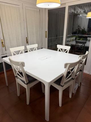Mesa de oficina, reuniones o estudio blanca