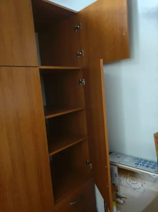 Armario de madera marrón