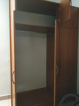 Armario de madera marrón