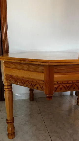 Mesa de madera rústica tallada