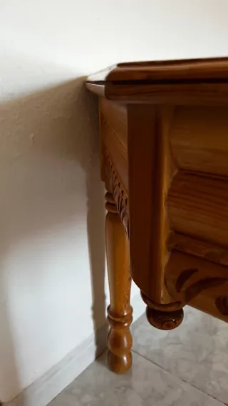 Mesa de madera rústica tallada