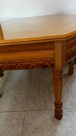 Mesa de madera rústica tallada