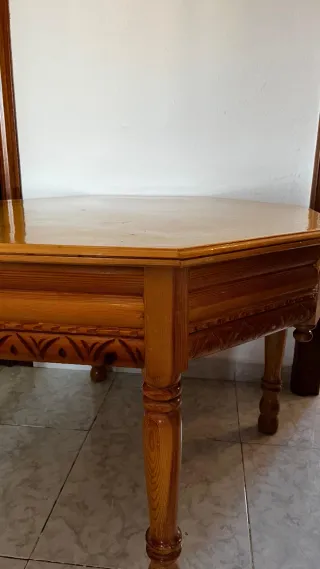 Mesa de madera rústica tallada