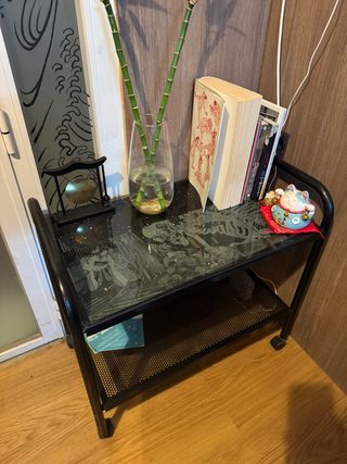 Mesa auxiliar cristal y metal