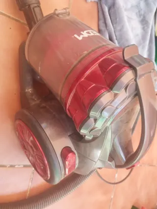 Aspiradora Ciclónica Roja y Negra