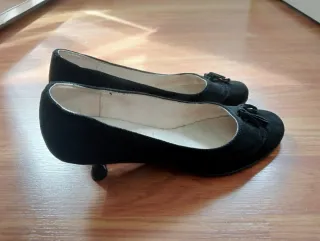 Sapatos pretos em camurça