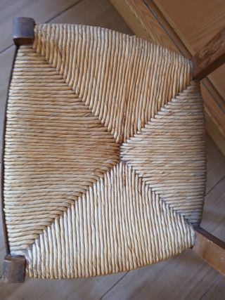 Silla costurera de madera y mimbre