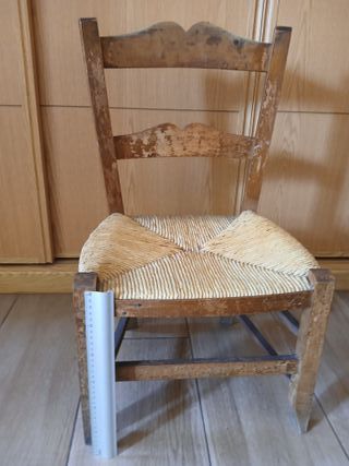 Silla costurera de madera y mimbre