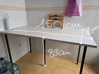 Mesa de cocina blanca y negra