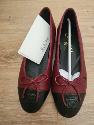 Bailarinas icónicas negras y burdeos.