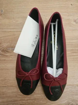 Bailarinas icónicas negras y burdeos.