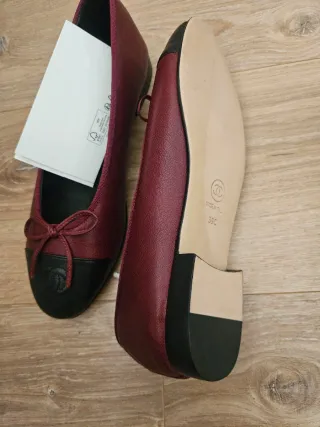 Bailarinas icónicas negras y burdeos.