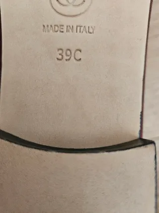 Bailarinas icónicas negras y burdeos.