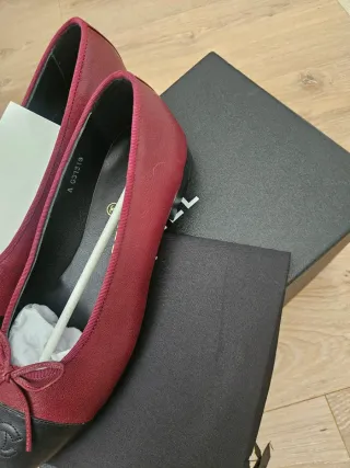 Bailarinas icónicas negras y burdeos.