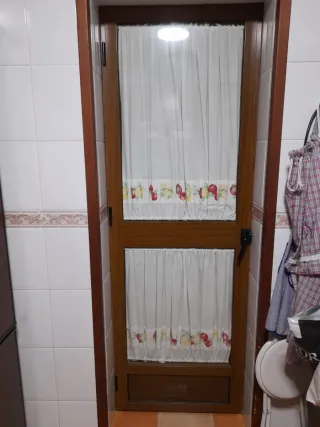 Puerta aluminio imitación madera