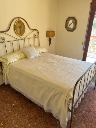 Estructura cama antigua dorada gratis.