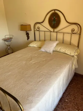 Estructura cama antigua dorada gratis.