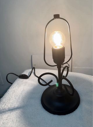 Base o pie de lámpara metal negro tiza. Funciona
