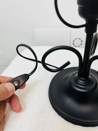 Base o pie de lámpara metal negro tiza. Funciona