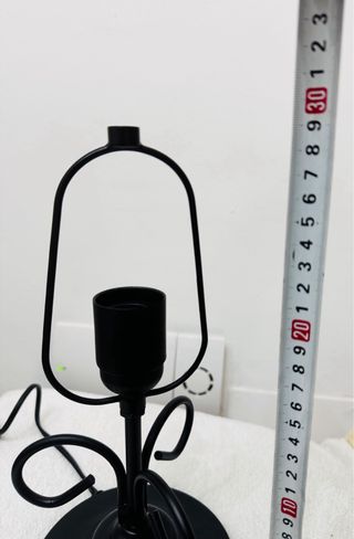 Base o pie de lámpara metal negro tiza. Funciona