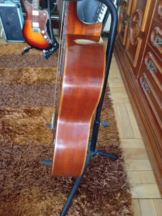 Guitarra Admira Menina