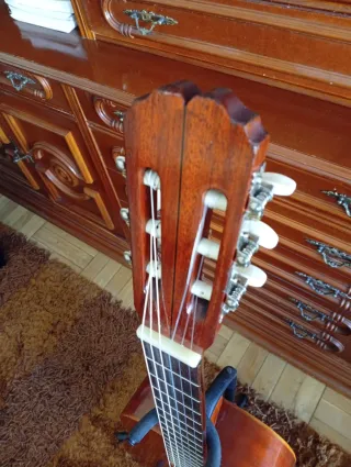 Guitarra Admira Menina