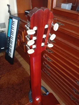 Guitarra Admira Menina