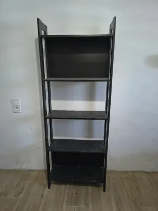 Estantería de madera negra
