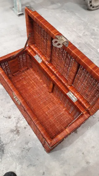 Baúl antiguo de mimbre