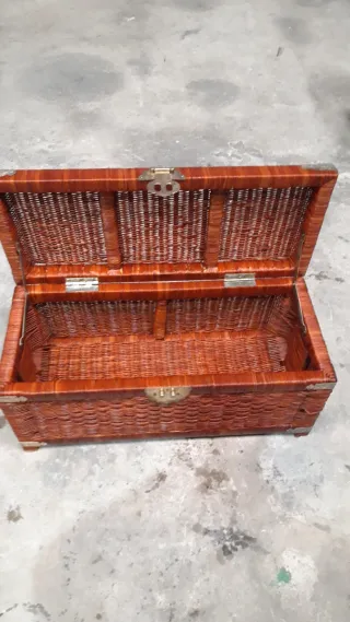Baúl antiguo de mimbre