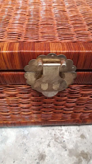 Baúl antiguo de mimbre