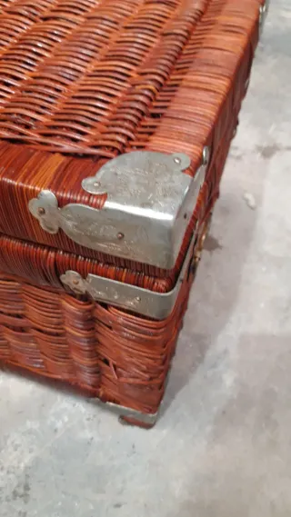 Baúl antiguo de mimbre