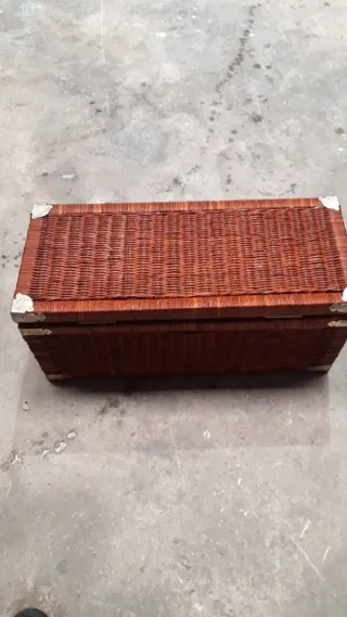 Baúl antiguo de mimbre