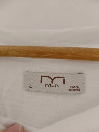 Camiseta blanca con botones