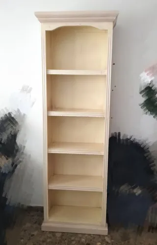 Estantería alta de madera blanca