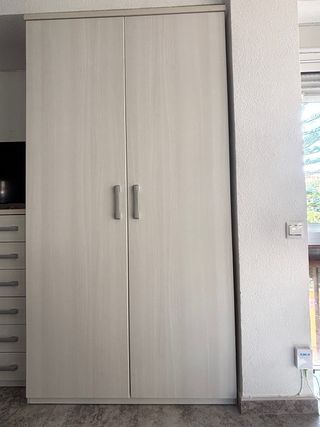 Armario de madera beige y gris