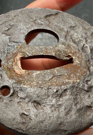 Tsuba japonesa antigua Edo con sekigane