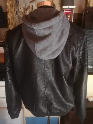 Chaqueta negra con capucha