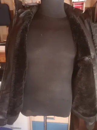 Chaqueta negra con capucha