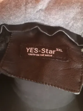 Chaqueta negra con capucha