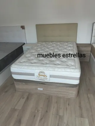 Canapé y colchón beige y marrón