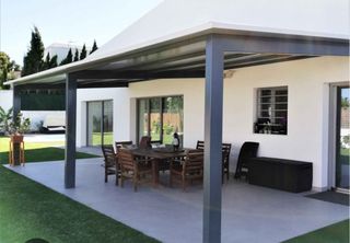 Porche hierro y panel sándwich