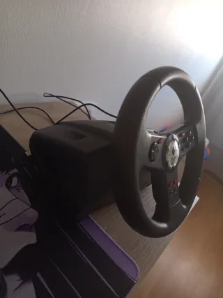 Volante Logitech con Pedales