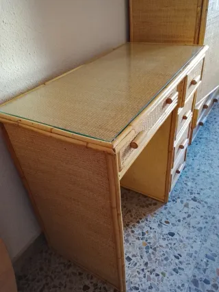 Escritorio de mimbre con cajones