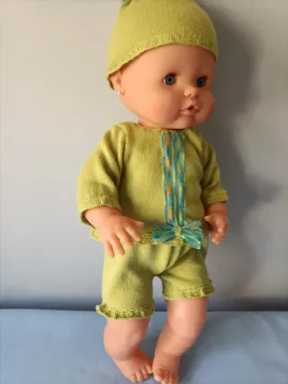 Conjunto gemelar Nenuco: 2 vestidos, 2 gorros, 2 b